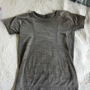 Amazon Gray Short Sleeve Tee